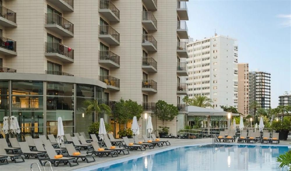 Piscina y terraza del Sandos Monaco Beach Hotel & Spa en Benidorm