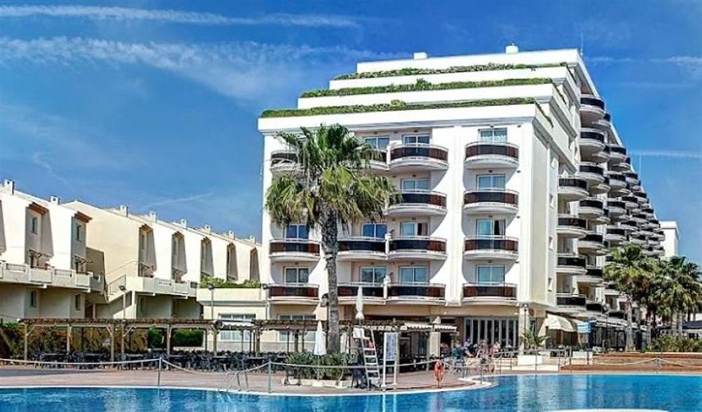 Piscina del hotel Peñíscola Plaza Suites con palmeras